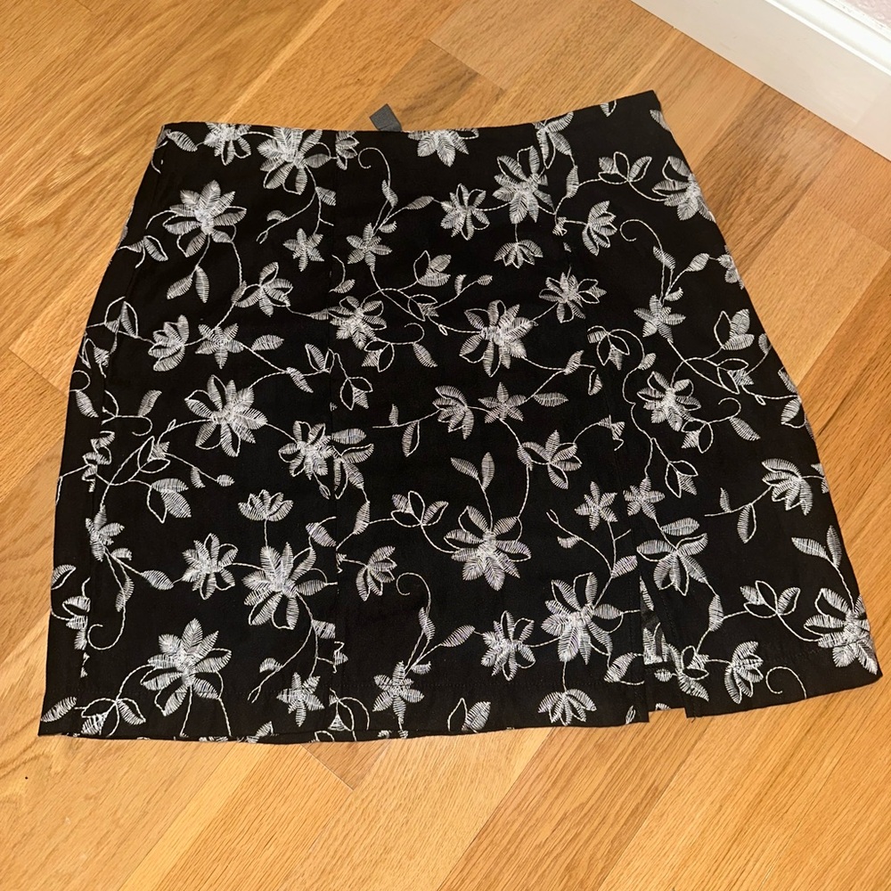 Francesca's Collections Black and White Floral Pencil Skirt
